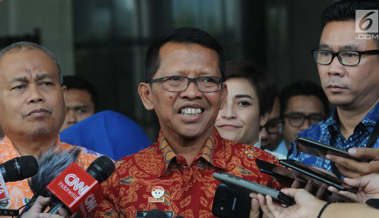 Direktur Pelayanan Tahanan dan Pengelolaan Benda Sitaan dan Barang Rampasan Negara Kemenkumham, Heni Yuwono didampinggi pegawai KPK memberikan keterangan usai melakukan kunjungan ke rutan KPK di Gedung KPK, Jakarta, Kamis (20/6/2019). (merdeka.com/Dwi Narwoko)