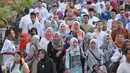 Sejumlah warga berdatangan untuk melaksanakan salat Idul Adha 1437 H di Masjid Istiqlal, Jakarta, Senin (12/9). Momentum salat Idul Adha di Istiqlal kali ini berjalan tanpa kehadiran Presiden Jokowi dan Wapres Jusuf Kalla. (Liputan6.com/Gempur M Surya)