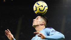 Joao Cancelo - Pemain Manchester City ini mungkin adalah bek kanan paling komplet di Liga Inggris saat ini. Tidak hanya tangguh dalam bertahan namun Cancelo juga cerdik secara taktik dan kreatif dalam membantu serangan. (AFP/Oli Scarff)