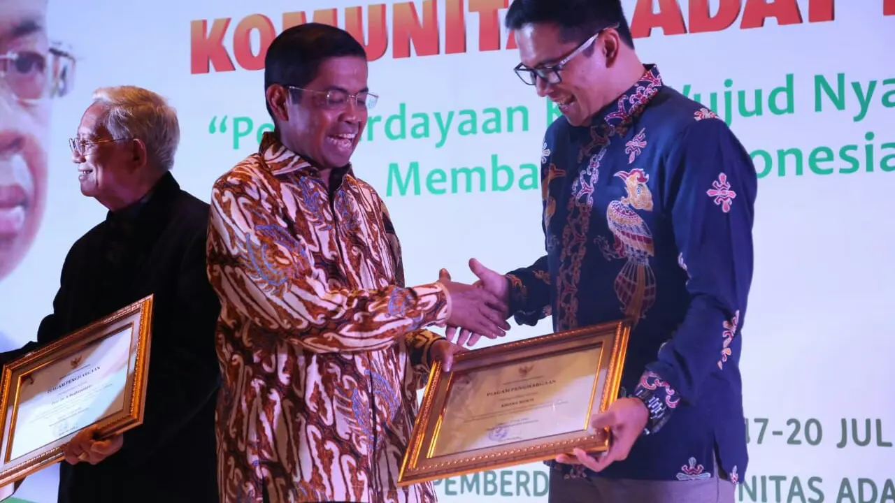 Krisna Mukti meraih penghargaan dari Menteri Sosial Idrus Marham (ist)