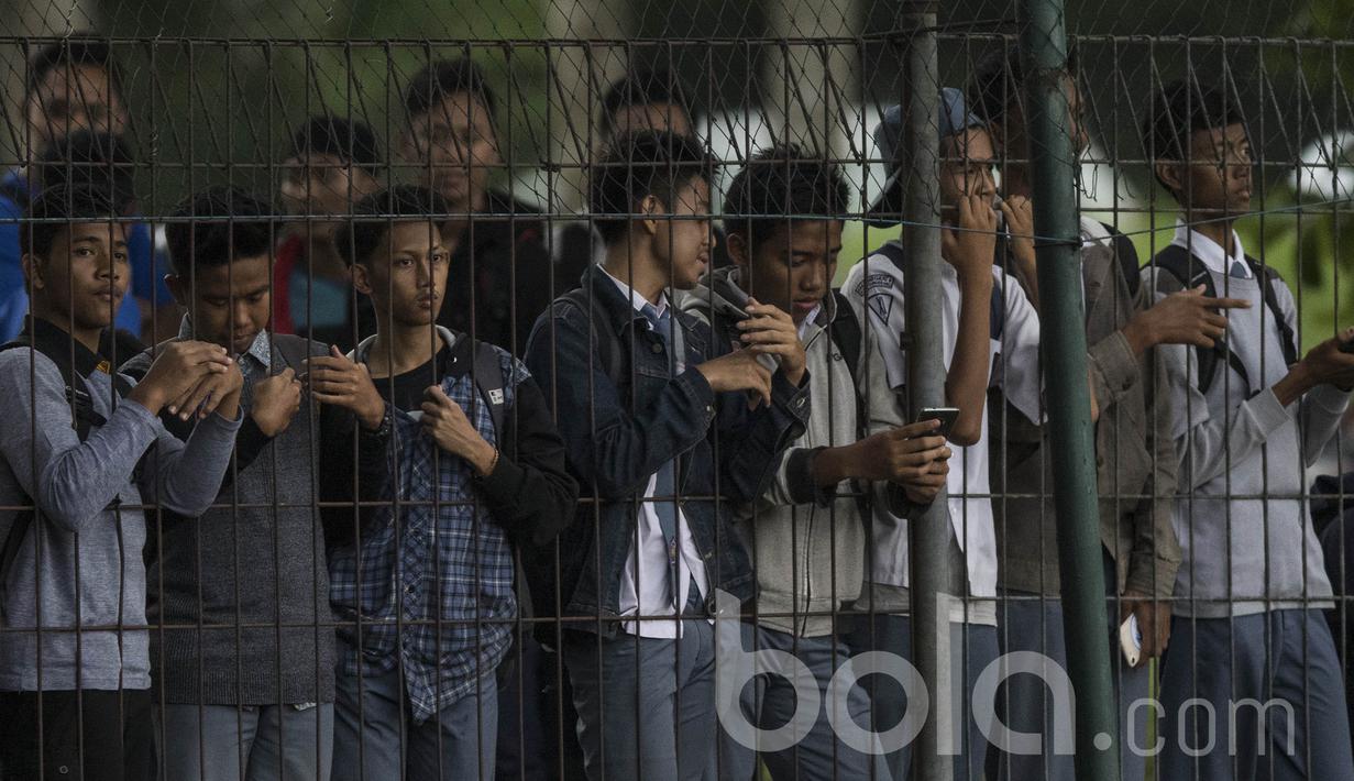 Sejumlah warga menyaksikan seleksi Timnas Indonesia U-22 di Lapangan SPH Karawaci, Banten, Rabu (22/2/2017). (Bola.com/Vitalis Yogi Trisna)