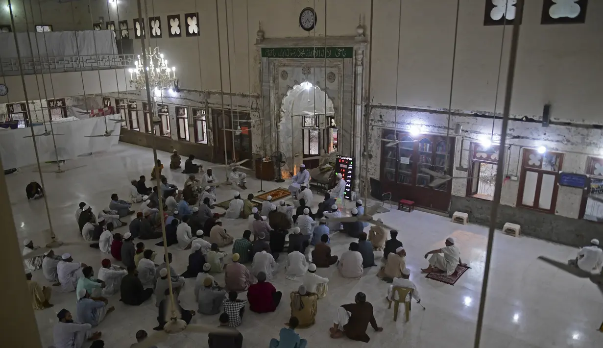 Umat Muslim mendengarkan Imam di awal Itikaf, di masjid untuk pria selama bulan suci Ramadhan di Karachi (3/5/2021). Itikaf sangat penting bagi umat Islam karena keyakinan bahwa Nabi Muhammad lebih sering memanfaatkan momentum tersebut untuk mendekatkan diri dengan sang pencipta. (AFP/Asif Hassan)