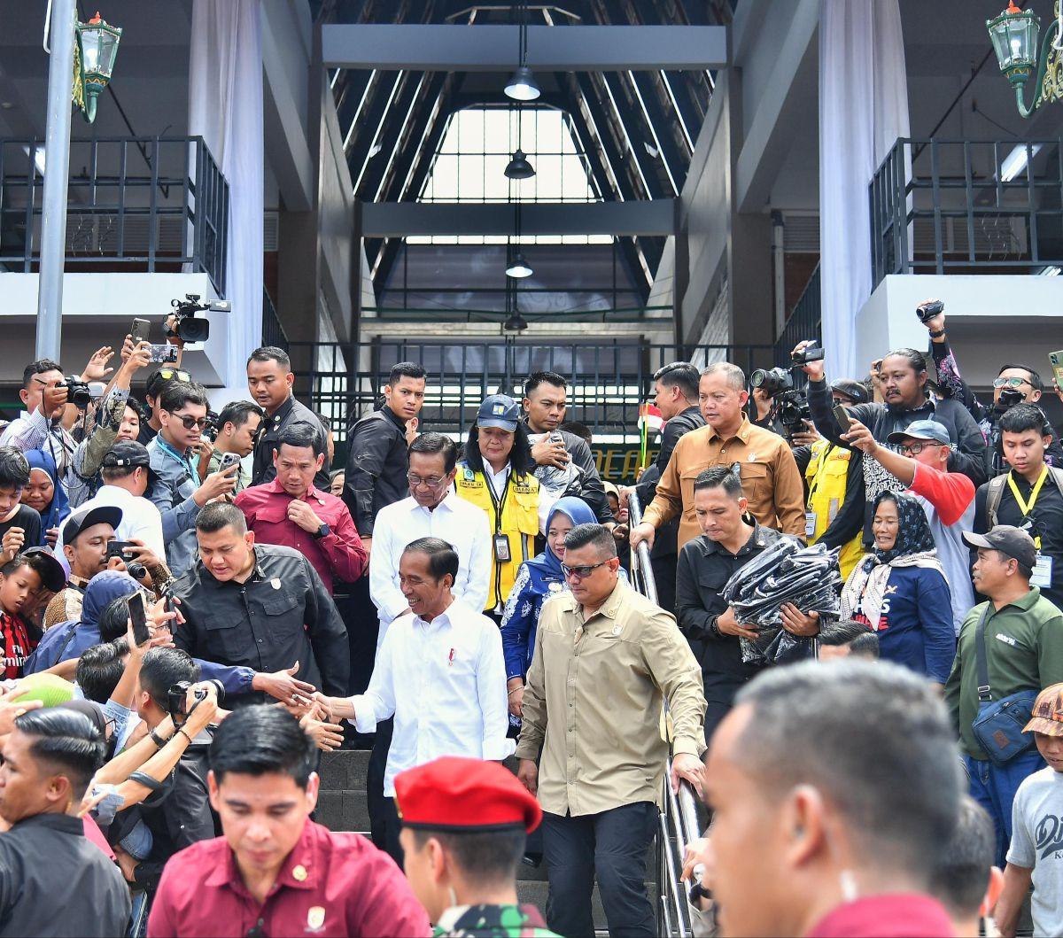 Presiden Joko Widodo atau Jokowi didampingi Gubernur Daerah Istimewa Yogyakarta (DIY) Sultan Hamengkubuwono (HB) X saat meresmikan Pasar Godean&nbsp;yang telah direvitalisasi di Kabupaten Sleman, DIY, Rabu (28/8/2024). Presiden Jokowi melakukan serangkaia