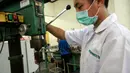 Seorang teknisi sedang  mengebor telapak kaki palsu  di Pusat Rehabilitasi YAKKUM yogyakarta, (18/2). Pusat Rehabilitasi YAKKUM memproduksi alat bantu berupa kaki palsu untuk penyandang difabel. (Liputan6.com/Boy Harjanto)