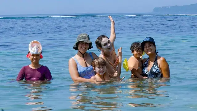 Luna Maya di pantai (Instagram/lunamaya)