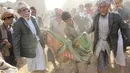 Warga mengevakuasi korban yang tertimbun reruntuhan usai serangan udara oleh Jet Tempur Saudi di Sanaa, Yaman, Rabu (31/8). Serangan tersebut ditujukan untuk melemahkan kelompok Houthi. (REUTERS / Naif Rahma) 