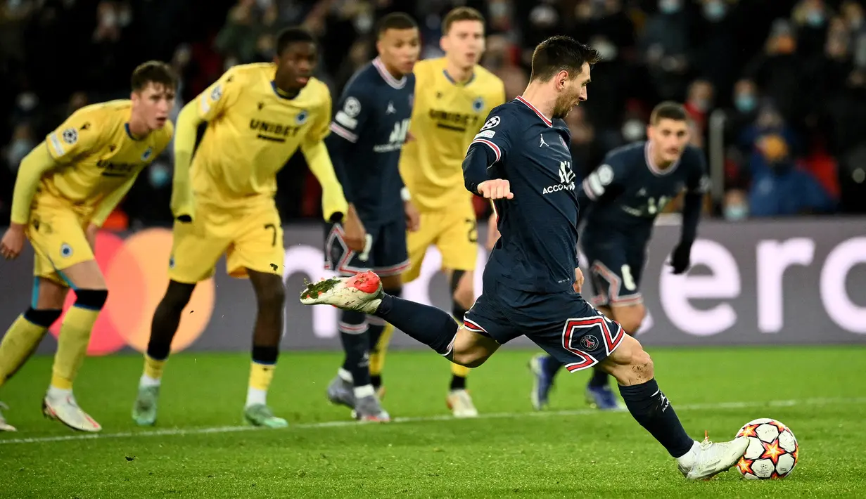 Eksekusi yang dilakukan Lionel Messi berbuah gol dan membuat PSG unggul 4-1. (AFP/Anne-Christine Poujoulat)
