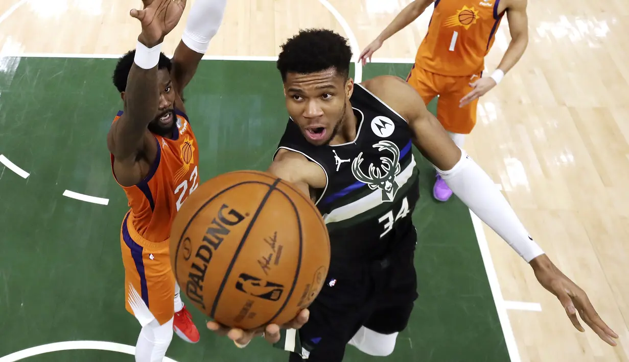 Gim keenam berlangsung seru. Pada kuarter pertama, Milwaukee Bucks mampu mengawali pertandingan dengan baik. Forward andalan Bucks, Giannis Antetokounmpo berhasil sumbangkan 10 poin. Bucks menutup kuarter pertama dengan skor 29-16 atas Suns. (Foto: AP/Pool/Justin Casterline)