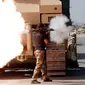 Seorang anggota pasukan khusus Irak meluncurkan granat saat bertempur melawan militan ISIS untuk merebut kembali kota Mosul, Irak, (20/10). (REUTERS/Goran Tomasevic)