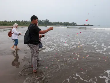 Keluarga menaburkan bunga ke laut dalam prosesi untuk lima jurnalis dan tiga kru kapal Arupadhatu 1 di pantai dekat Dermaga Pegedongan, Banten, Jumat (18/9/2026). Dermaga tersebut menjadi titik awal keberangkatan delapan orang itu pada Senin (7/9/2026). (KLY/Budy Santoso)