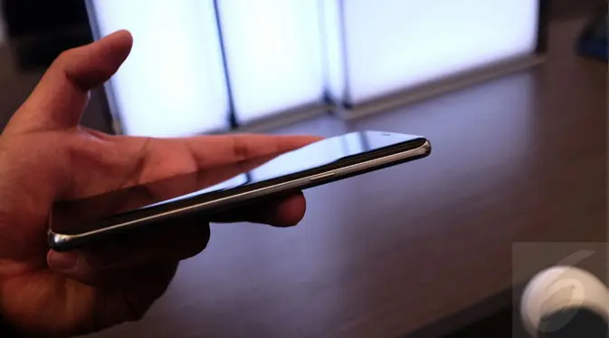 	Samsung Galaxy S8 - Tombol Power di Bodi Kanan. Liputan6.com/Iskandar