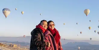 Reuni dengan keluarga besar Atta Halilintar, Ashanty tampil begitu mempesona dengan jaket tebal, rok panjang warna merah saat berada di Cappadocia. (Instagram/ashanty_ash).