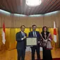 Dubes Jepang, Kanasugi Kenji (kiri) beri penghargaan kepada Dr. Dino Patti Djalal (tengah) atas kontribusinya dalam hubungan diplomatik antara kedua negara di Jakarta, Selasa (21/11/2023).