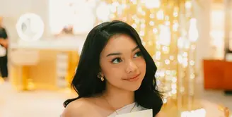 Belum genap 20 tahun, Naura Ayu tampil kian dewasa dengan gaya busananya yang feminin elegan [@naura.ayu]