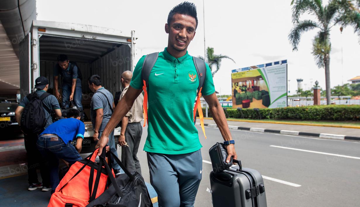 Gelandang Timnas Indonesia, Bayu Pradana, mengangkat barang bawaan saat tiba di Bandara Soekarno-Hatta, Banten, Sabtu (26/11/2016). Hingga kini belum ada kepastian lokasi Timnas Indonesia akan menjamu Vietnam. (Bola.com/Vitalis Yogi Trisna) 