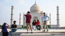 Turis mengunjungi Taj Mahal setelah dibuka kembali untuk pengunjung menyusul pelonggaran pembatasan virus corona Covid-19 di Agra, Inida, Rabu (16/6/2021). Taj Mahal ditutup untuk umum pada awal April 2021 ketika India memberlakukan tindakan penguncian ketat. (Money SHARMA/AFP)