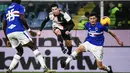 Striker Juventus, Cristiano Ronaldo, melepaskan tendangan ke gawang Sampdoria pada laga Serie A 2019 di Stadion Luigi Ferraris, Rabu (18/12). Juventus menang 2-1 atas Sampdoria. (AFP/Marco Bertorello)
