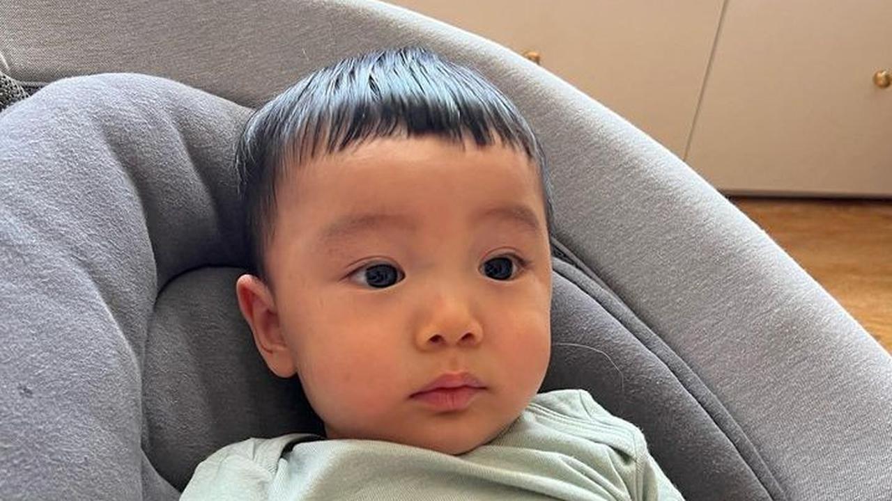 Penampilan Baby Timo langsung mencuri perhatian para netizen. Baby Timo disebut memiliki paras ganteng.