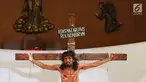 Momen penyaliban Yesus ditampilkan dalam teatrikal prosesi jalan salib di Gereja Santa Maria Regina Bintaro, Tangerang Selatan, Banten, Jumat (30/3). Prosesi ini bagian dari perayaan Paskah yang dirayakan umat Kristian. (Liputan6.com/Angga Yuniar)