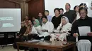 Sinta Nuriyah (kedua kanan) bersama para tokoh yang tergabung dalam Gerakan Warga Lawan Terorisme memberi pernyataan sikap terkait tragedi bom Surabaya dan Sidoarjo, di Jakarta, Selasa (15/5). (Merdeka.com/Iqbal S Nugroho)