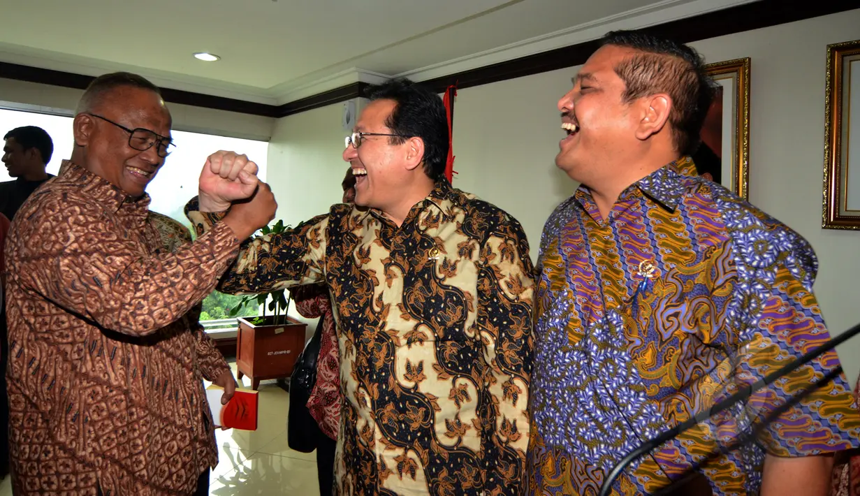 Plt Ketua KPK Taufiquerachman Ruki (kiri) berjabat tangan dengan Ketua DPD RI Irman Gusman (tengah) usai menggelar pertemuan tertutup untuk membahas komitmen pemberantasan korupsi di Jakarta, Jumat (27/3/2015). (Liputan6.com/Andrian M Tunay)