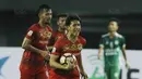 Pemain Kalteng Putra FC, Eksel Runtukahu, melakukan selebrasi usai mencetak gol ke gawang PSMS Medan pada laga Liga 2 Indonesia di Stadion Patriot, Bekasi, Kamis, (9/11/2017). PSMS Medan menang 2-1 atas Kalteng Putra FC. (Bola.com/M Iqbal Ichsan)