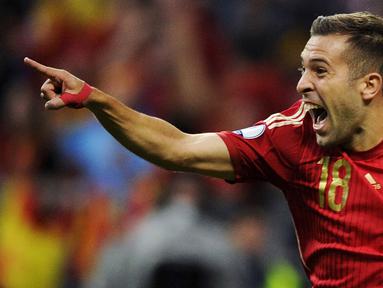 Pemain Spanyol, Jordi Alba merayakan gol yang dicetaknya ke gawang Slovakia pada laga kualifikasi Piala Eropa 2016 di Stadion Carlos Tartiere, Spanyol, Sabtu (5/9/2015). Spanyol berhasil menang 2-0. (Reuters/Eloy Alonso)