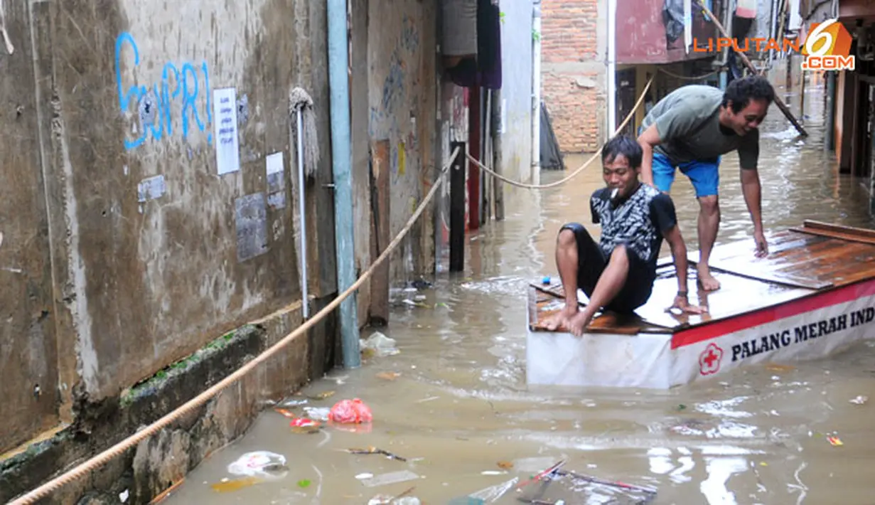 Ada pula yang menaiki 'perahu' bertuliskan Palang Merah Indonesia. (Liputan6.com/Abdul Azis Prastowo)