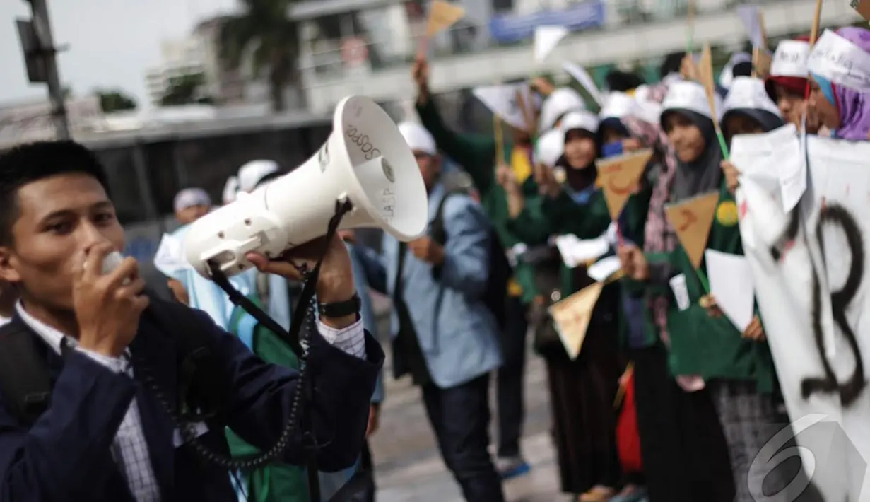 Seorang Mahasiswa melakukan orasi saat memperingati hari Bahasa Arab, Jakarta, Kamis (18/12/2014). ( Liputan6.com/Faizal Fanani)
