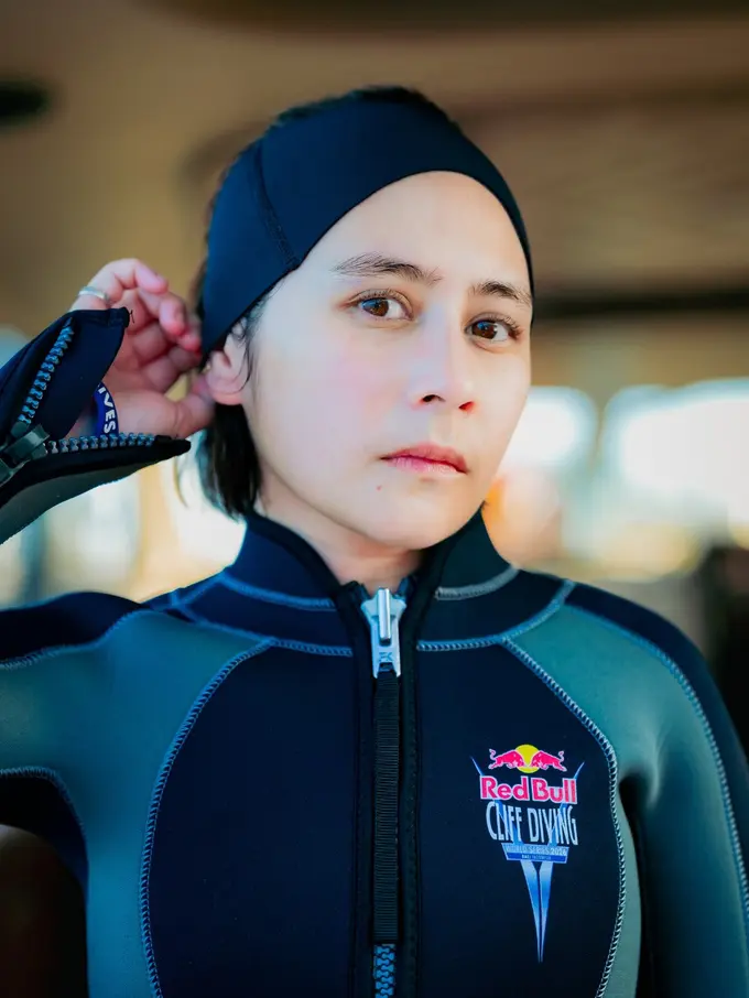 Bare Face tapi Tetap Stunning, Potret Prilly Latuconsina Jadi Tim Inti Rescue Diver Red Bull Cliff Diving Curi Perhatian