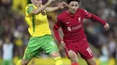 Gelandang Norwich City Billy Gilmour dan penyerang Liverpool Takumi Minamino berebut bola pada babak ketiga Piala Liga Inggris di Carrow Road, Rabu (22/9/2021) dinihari WIB. Liverpool sukses menghajar Norwich City tiga gol tanpa balas di kandang lawan. (Joe Giddens/PA via AP)