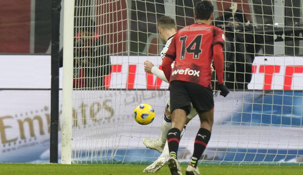 Gelandang Atalanta, Teun Koopmeiners mencetak gol kedua timnya ke gawang AC Milan lewat eksekusi penalti pada laga perempatfinal Coppa Italia 2023/2024 di San Siro Stadium, Milan, Kamis (11/1/2024) dini hari WIB. (AP Photo/Luca Bruno)