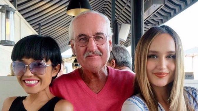 Cinta Laura bersama kedua orang tuanya; Herdiana dan Michael Kiehl (Instagram/@herdianak)
