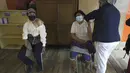 Seorang perempuan Pribumi mendapatkan suntikan vaksin COVID-19 di Pillaro, Kamis (8/7/2021). Ekuador meningkatkan vaksinasi menjadi 200.000 orang per hari dalam upaya untuk memastikan 9 juta warga divaksinasi dalam 100 hari pertama pemerintahan Presiden Guillermo Lasso. (AP Photo/Dolores Ochoa)