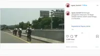 Dari video yang dibagikan akun Instagram @agoez_bandz4, terlihat beberapa sepeda nekat berkendara di jalan tol.