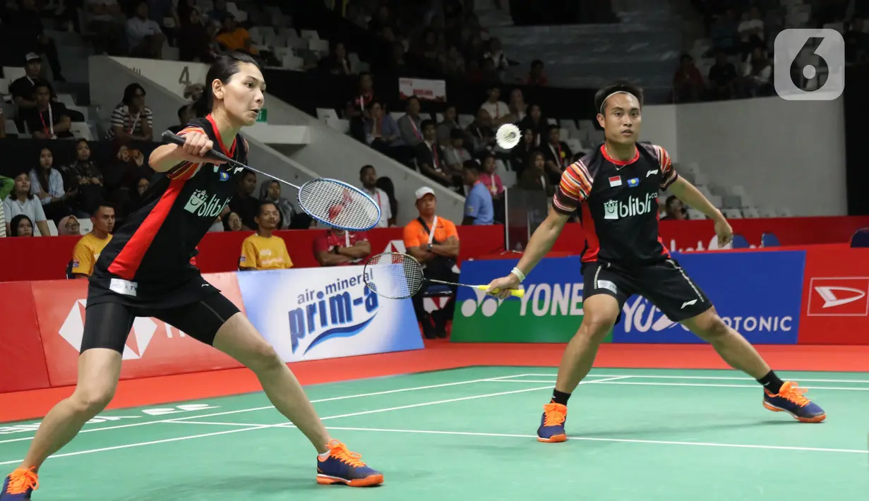 Ganda campuran Indonesia, Hafiz Faizal/Gloria Emanuelle Widjaja saat berlaga di babak pertama Indonesia Master 2020 melawan Zheng Si Wei/Huang Ya Qiong (China) di Istora GBK, Jakarta, Selasa (14/1/2020). Hafiz/Gloria kalah dua set langsung 14-21, 13-21. (Liputan6.com/Helmi Fithriansyah)