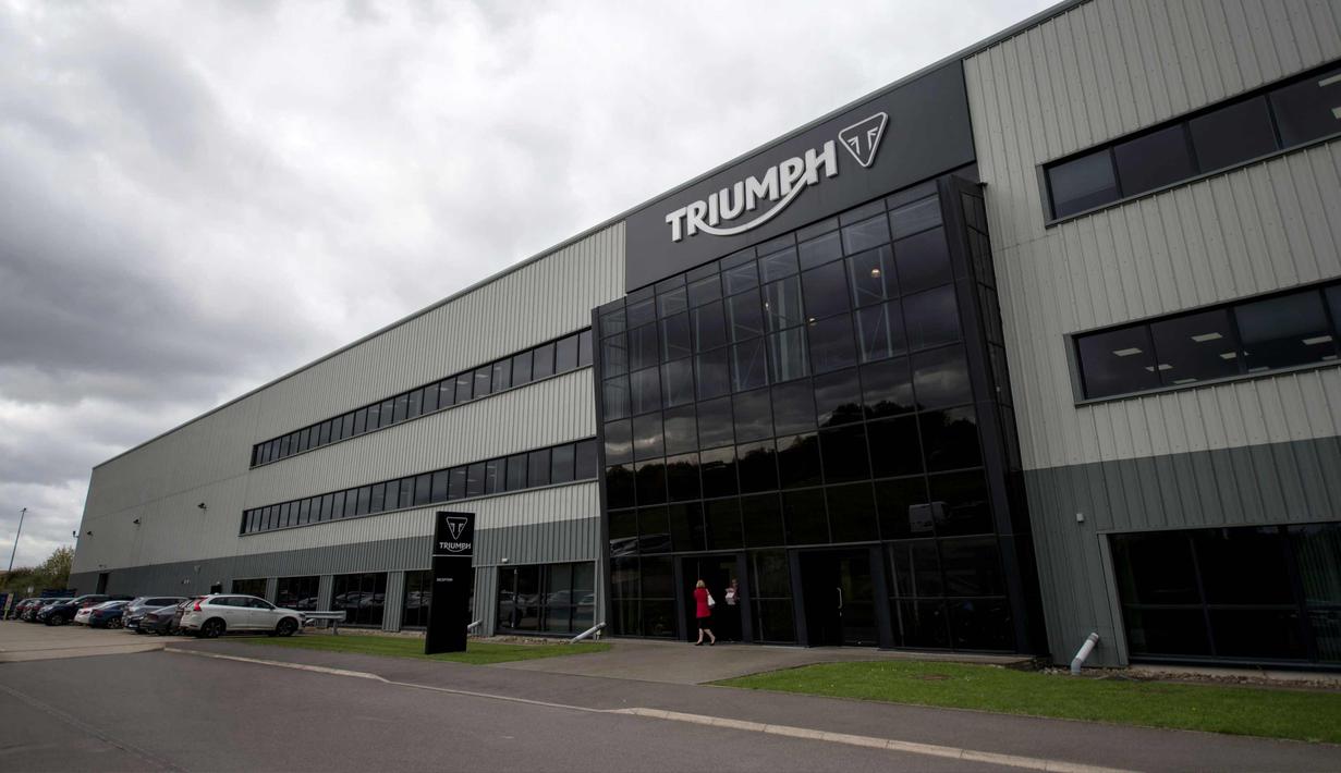 Suasana  pabrik Sepeda Motor Triumph di Hinckley, Inggris (2/10). Pada tahun 1902 Triumph berkembang memproduksi sepeda motor pertama, Triumph 1. (AFP Photo/Oli Scarff)