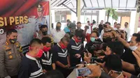 Polisi melakukan operasi tangkap tangan (OTT) empat orang wartawan abal-abal yang mengancam dan memeras kepala desa di Pemalang. (Foto: Liputan6.com/Humas Polres Pemalang)