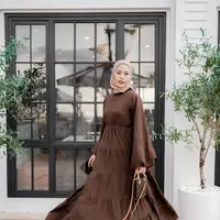 Jadi cewek bumi, Dara kini mengenakan ruffle dress warna coklat yang dipadukan dengan hijab bermotif nuansa warna peach. (Instagram/ daraarafah).