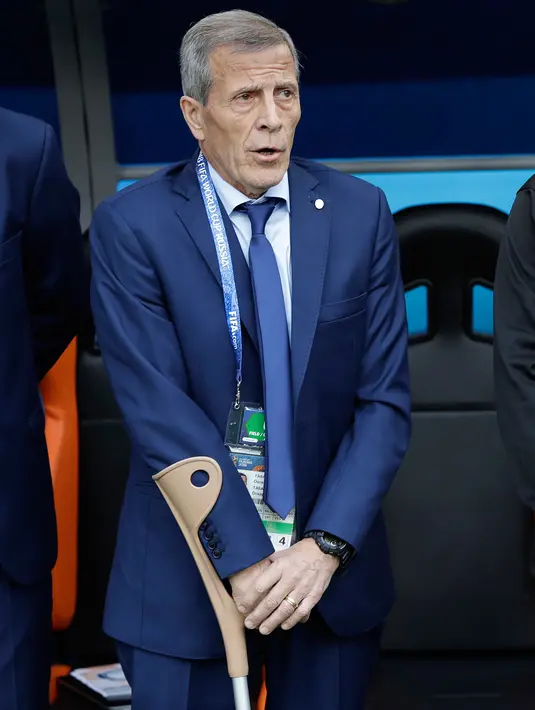 Pelatih Uruguay Oscar Tabarez menyanyikan lagu kebangsaannya jelang pertandingan Uruguay melawan Mesir di Piala Dunia 2018 di Yekaterinburg Arena, Rusia (15/6). Ia sudah 12 tahun membesut Luis Suarez dkk. (AP/Natacha Pisarenko)