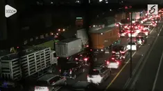Volume  kendaraan didalam ruas jalan tol Jakarta – Cikampek tepatnya di Kilometer Tujuh dan Delapan, Jatibening,  kota Bekasi, Jawa Barat mengalami kepadatan volume kendaraan yang signifikan, Minggu dini hari.
