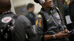 Neymar dkk. tiba di bandara kota Temuco, Cile.  (REUTERS/Ueslei Marcelino)