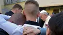 Paus Fransiskus diantara narapidana di penjara Paliano selama perayaan Kamis Putih, Italia (13/4). Paus Fransiskus mengatakan, ia berhasrat menjadi sosok yang sangat membutuhkan masyarakat.  (HO/OSSERVATORE ROMANO/AFP)