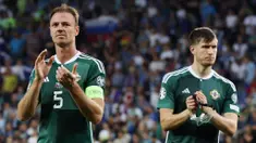 Pemain Timnas Irlandia Utara, Jonny Evans (kiri), memberikan penghargaan kepada suporter setelah pertandingan kualifikasi Euro 2024 melawan Slovenia di Stozice stadium, Ljubljana, Slovenia, Jumat (8/9/2023). (X/@NorthernIreland)