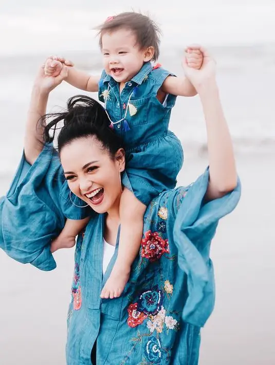 “(Menikah) Ini yang sering ditanyain. Aku tidak mau mendahului takdir Tuhan. Kalau Allah berkehendak masa aku nolak. Tapi untuk saat ini aku tidak mau menikah lagi,” kata Ririn Ekawati di Plaza Indonesia, Jakarta, Jumat (2/2/2018).(Instagram/ririnekawati)