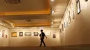 Pengunjung mengamati karya yang dipajang dalam pameran seni rupa bertajuk ‘Ekspresi Ragam Jiwa’ di Galeri Cipta III Taman Ismail Marzuki, Jakarta, Rabu (4/4). Pameran ini berlangsung hingga 13 April 2018. (Liputan6.com/Immanuel Antonius)