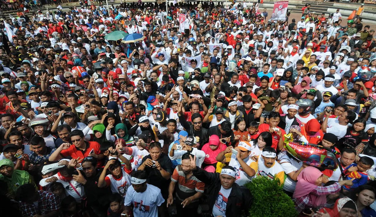 Ribuan simpatisan Jokowi terlihat memadati lapangan Situ Buleud di Kabupaten Purwakarta, Jawa Barat, Selasa (17/6/14). (Liputan6.com/Herman Zakharia)