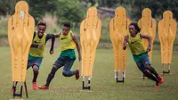 Para pemain seleksi Timnas Indonesia U-19 berlatih fisik di Lapangan POR Sawangan, Depok, Jawa Barat, Senin (1/8/2016). Persiapan itu dilakukan jelang turnamen Piala AFF U-19. (Bola.com/Vitalis Yogi Trisna)