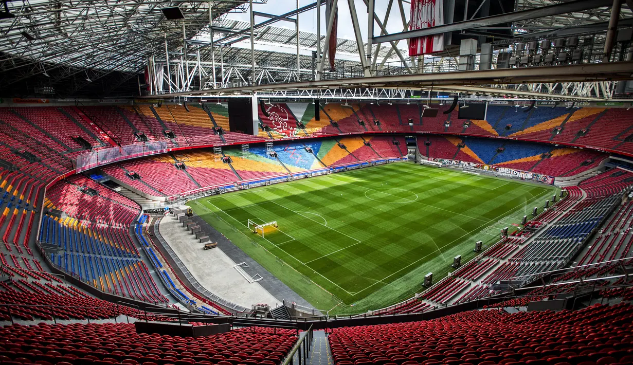 Sebelum bernama Johan Cruyff ArenA, stadion ini memiliki nama Amsterdam ArenA sebagai markas dari klub Ajax Amsterdam. Penggantian nama stadion untuk mengenang legenda Ajax Amsterdam Johan Cruyff yang wafat pada 24 Maret 2016. (AFP/Remko de Wall/ANP)