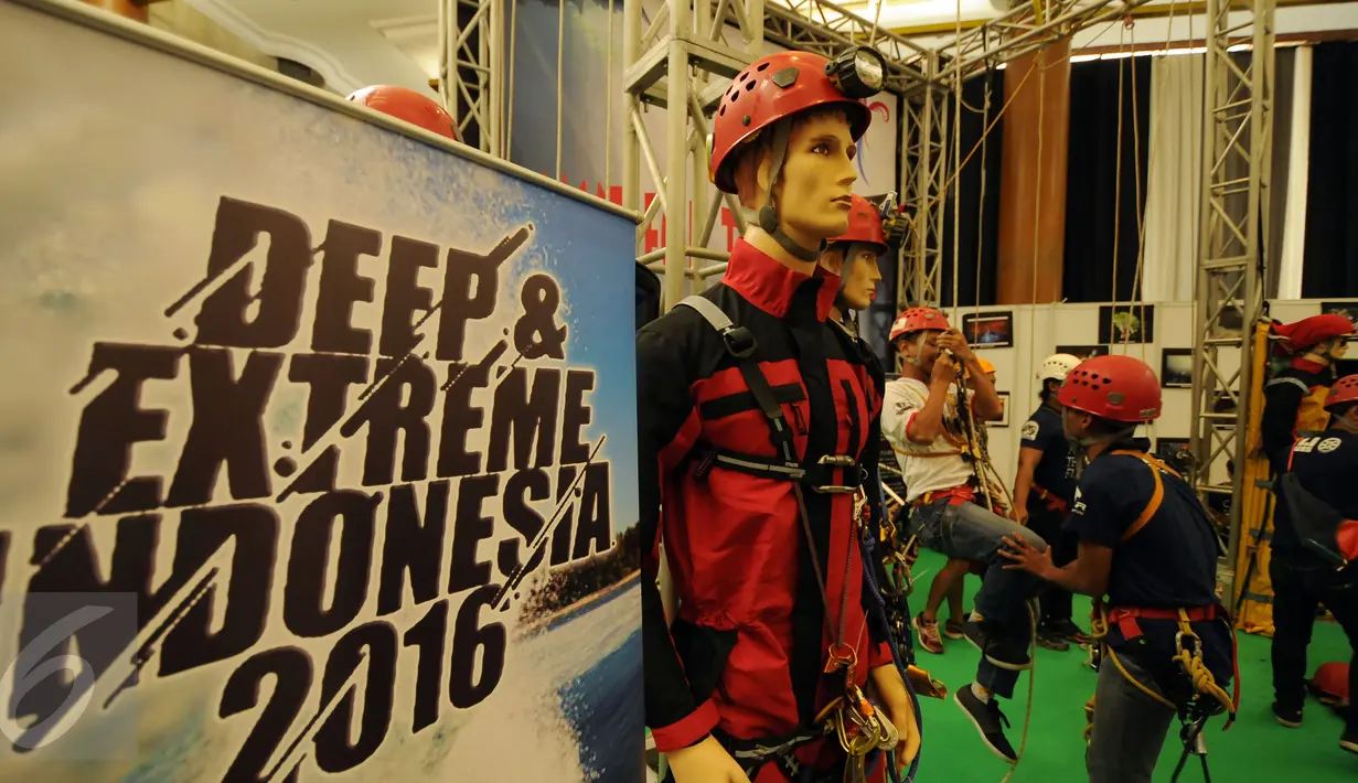 Pemandu membimbing pengunjung yang mencoba teknik memanjat menggunakan satu tali saatpameran Deep & Extreme Indonesia 2016 di JCC, Jakarta, Sabtu (2/4/2016). Pameran ini juga memasarkan kelengkapan olahraga ekstrim. (Liputan6.com/Helmi Fithriansyah)